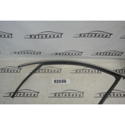 Těsnění okna přední levé  ŠKODA SUPERB II 3T0837431E